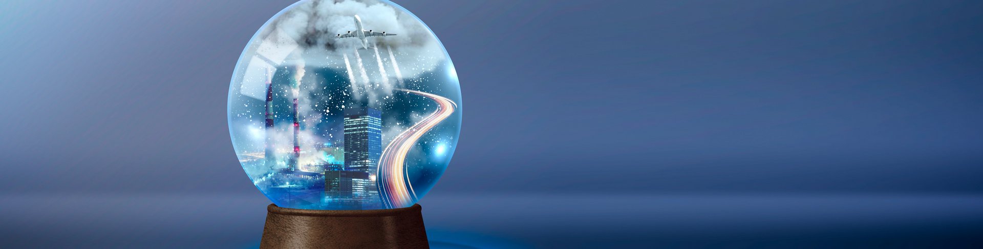 STEPS 2021 Oktober - Header Eine Großstadt mit einem Flugzeug und Wolken in einer Schneekugel.